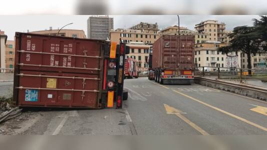 Genova: tir si ribalta in elicoidale, ferite lievi per il camionista, illeso un pitbull che stava in cabina