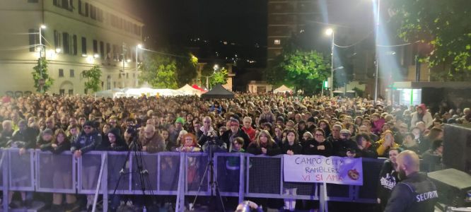 Campomorone: il concerto in piazza dei Modena City Ramblers fa il pieno