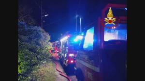 Genova, incendio in una palazzina: tetto distrutto, salvata una donna che era intrappolata nell'edificio