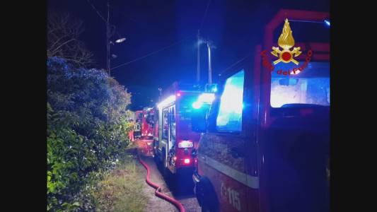 Genova, incendio in una palazzina: tetto distrutto, salvata una donna che era intrappolata nell'edificio