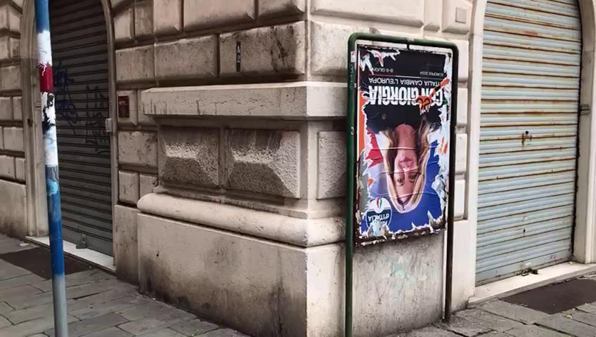 Meloni e Balleari appesi a testa in giù: il caso genovese dei manifesti elettorali (VIDEO)