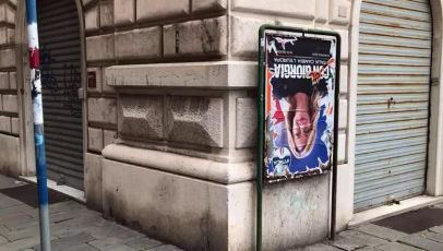 Meloni e Balleari appesi a testa in giù: il caso genovese dei manifesti elettorali (VIDEO)