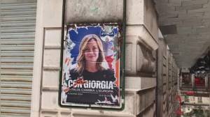 Genova, vandalismo sui manifesti elettorali: appeso a testa in giù quello di Giorgia Meloni (VIDEO)