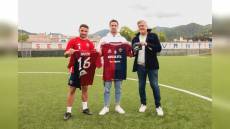 Sestri Levante: l'olimpionico Razzetti in visita ai "Corsari" per festeggiare la salvezza