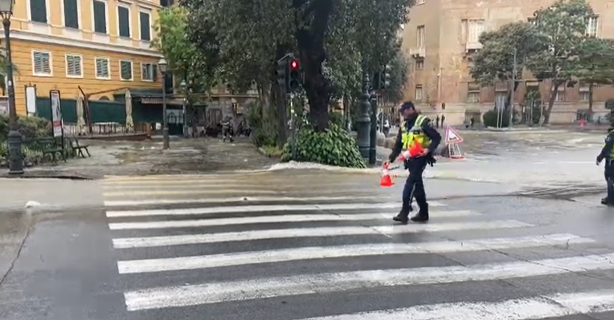 Genova, rotta tubatura dell'acqua: lavori di ripristino in corso, riaperta via XII Ottobre
