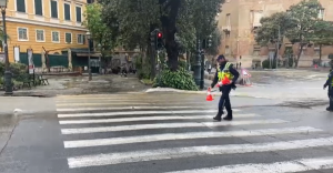 Genova, rotta tubatura dell'acqua in via XII Ottobre: strade allagate in centro