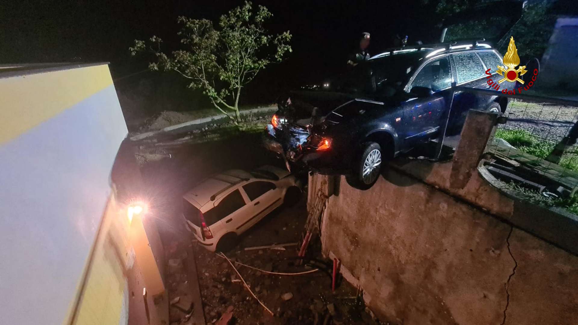 Campomorone, uomo si schianta con l'auto contro veicolo parcheggiato e lo fa precipitare in un giardino