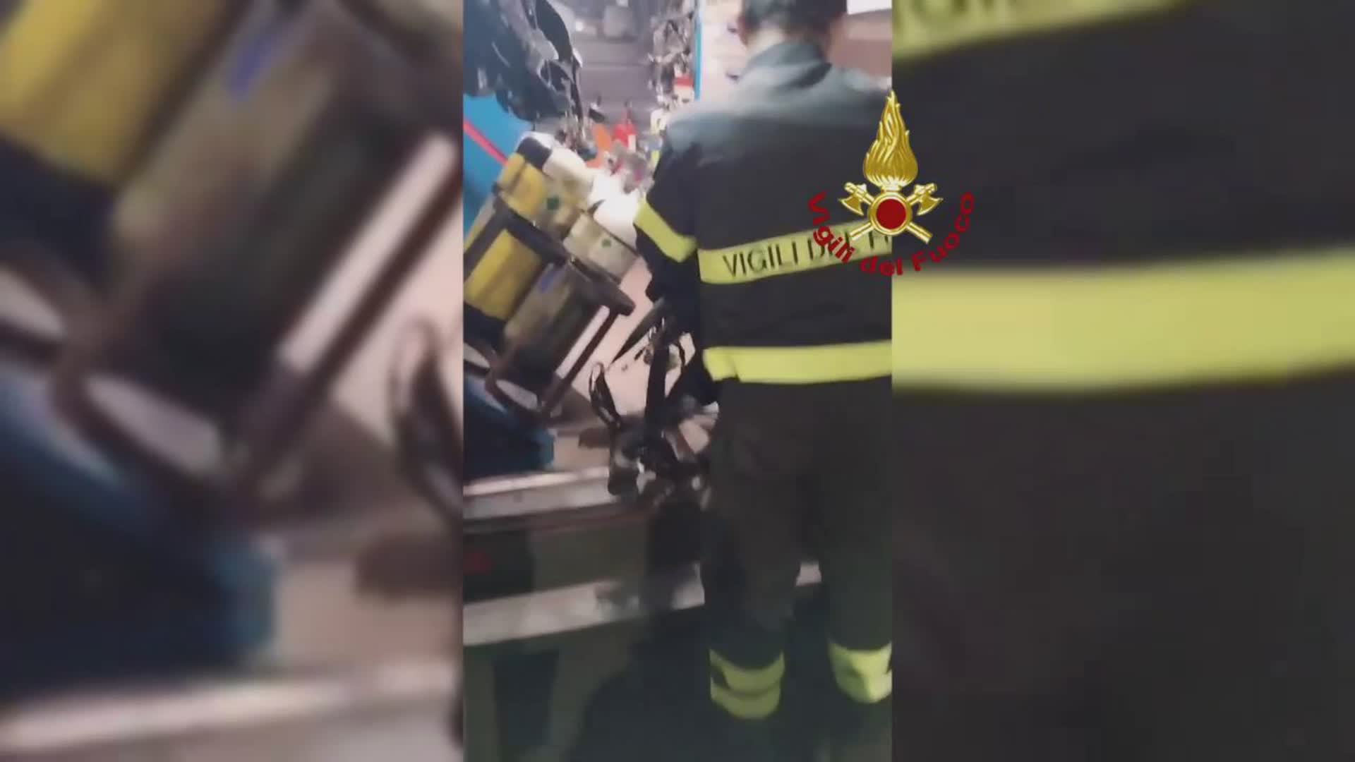 Genova: a fuoco negozio a Pontedecimo nella notte, vigili del fuoco spengono incendio