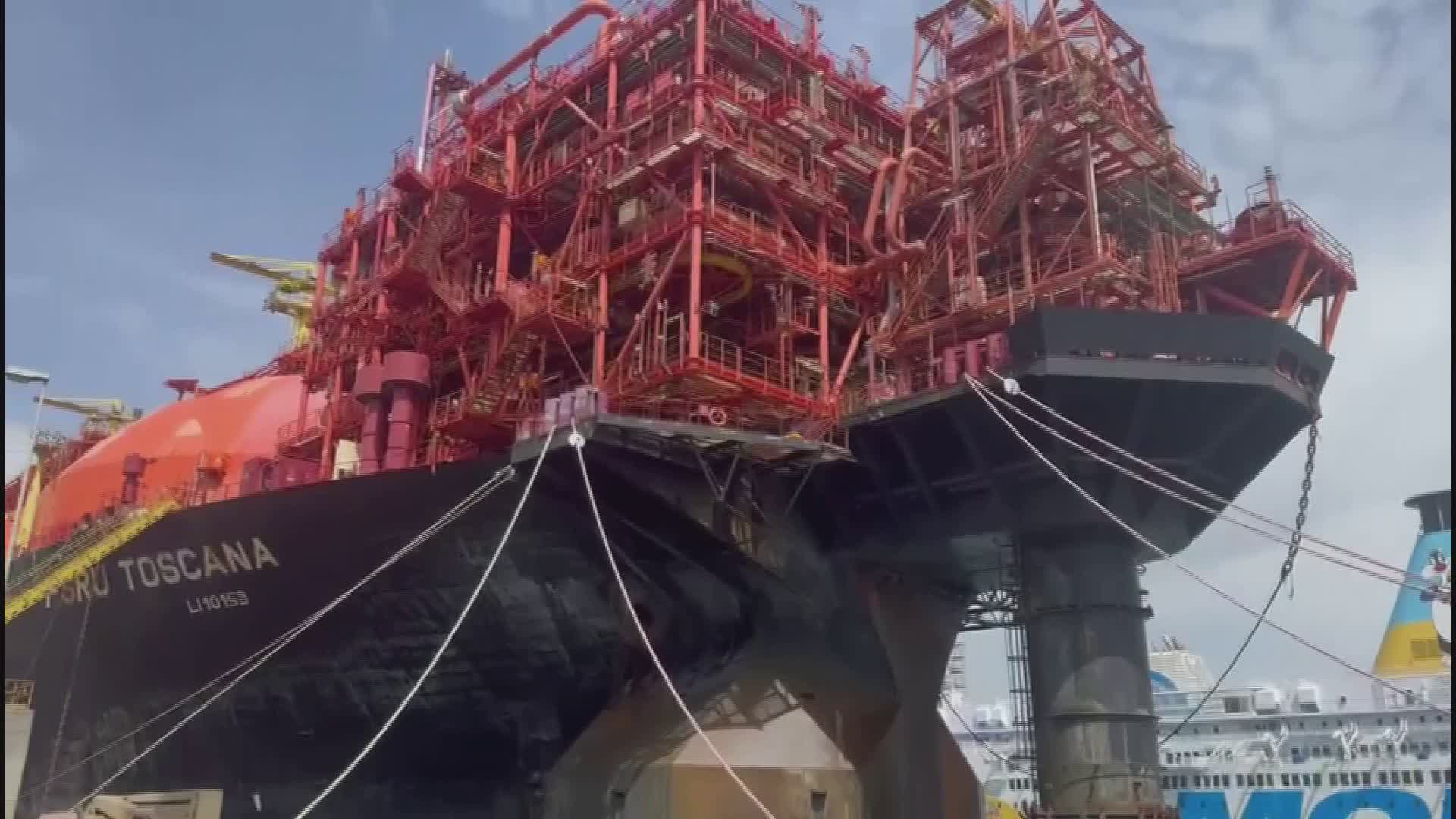 Genova, alla scoperta del rigassificatore 'in manutenzione' da Livorno. Toti: "È diverso dalla Golar Tundra"