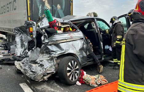 Sanremo, tir si ribalta e schiaccia un'auto sulla A10: due morti e diversi feriti gravi
