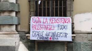 Genova, nuovo presidio di 'Cambiare Rotta' davanti all'università: "Aspettiamo ancora un dialogo con il rettore"