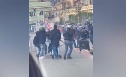 Genoa-Cagliari, tafferuglio tra tifosi in via Canevari prima della partita