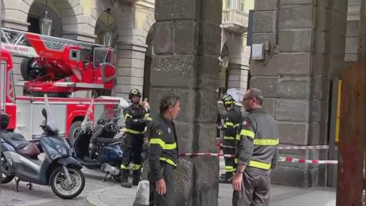 Savona: cadono calcinacci dai portici di via Paleocapa, allarme in pieno centro