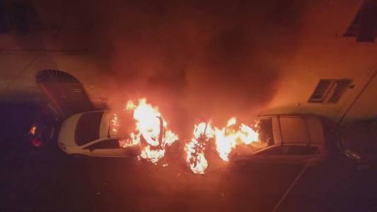 Genova: incendio doloso nella notte a Sestri Ponente, tre auto e uno scooter divorati dalle fiamme