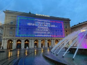 Genova, il maxi schermo della Regione celebra il 1° maggio con l'articolo 1 della costituzione  