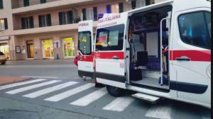 Genova, una ragazza perde il controllo dell'auto e abbatte un palo della luce: portata in ospedale in codice giallo