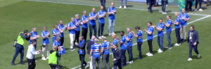Sampdoria, il commosso omaggio a Eriksson: sciarpa al collo con Mancini e Manfredi