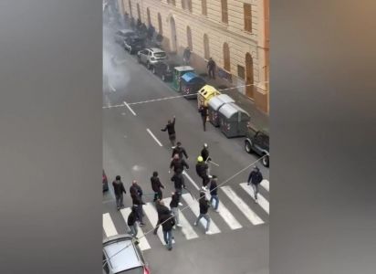 Genova, scontri tra tifosi del Genoa e della Sampdoria in piazza Alimonda 
