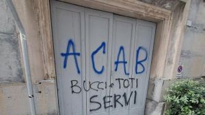 Genova: scritte degli anarchici contro Toti, Bucci e la polizia