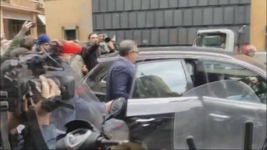 Corruzione, Toti esce dall'appartamento di Genova scortato dalla Guardia di Finanza: ora è in caserma