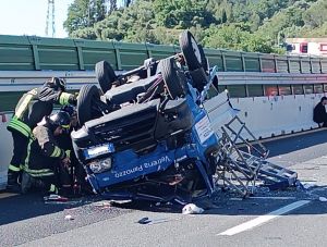 Autostrade Liguria, camioncino si ribalta dopo scontro con un'auto in A10: un ferito
