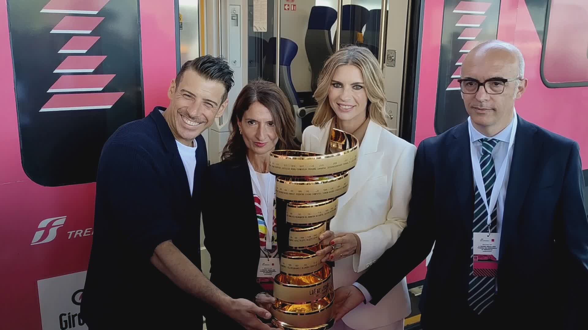Giro d'Italia, il trofeo "senza fine" parte da Genova a bordo di un treno regionale Pop