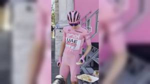 Giro d'Italia, la maglia rosa Pogacar diventa... "Focacciar": il goloso assaggio prima della partenza da Genova
