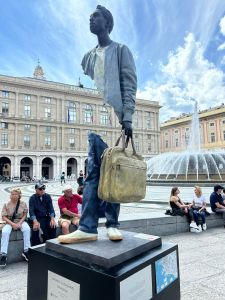 Genova, in piazza De Ferrari "La metafora del Viaggio" di Bruno Catalano: l'esposizione dell'artista che scolpisce il "non finito"