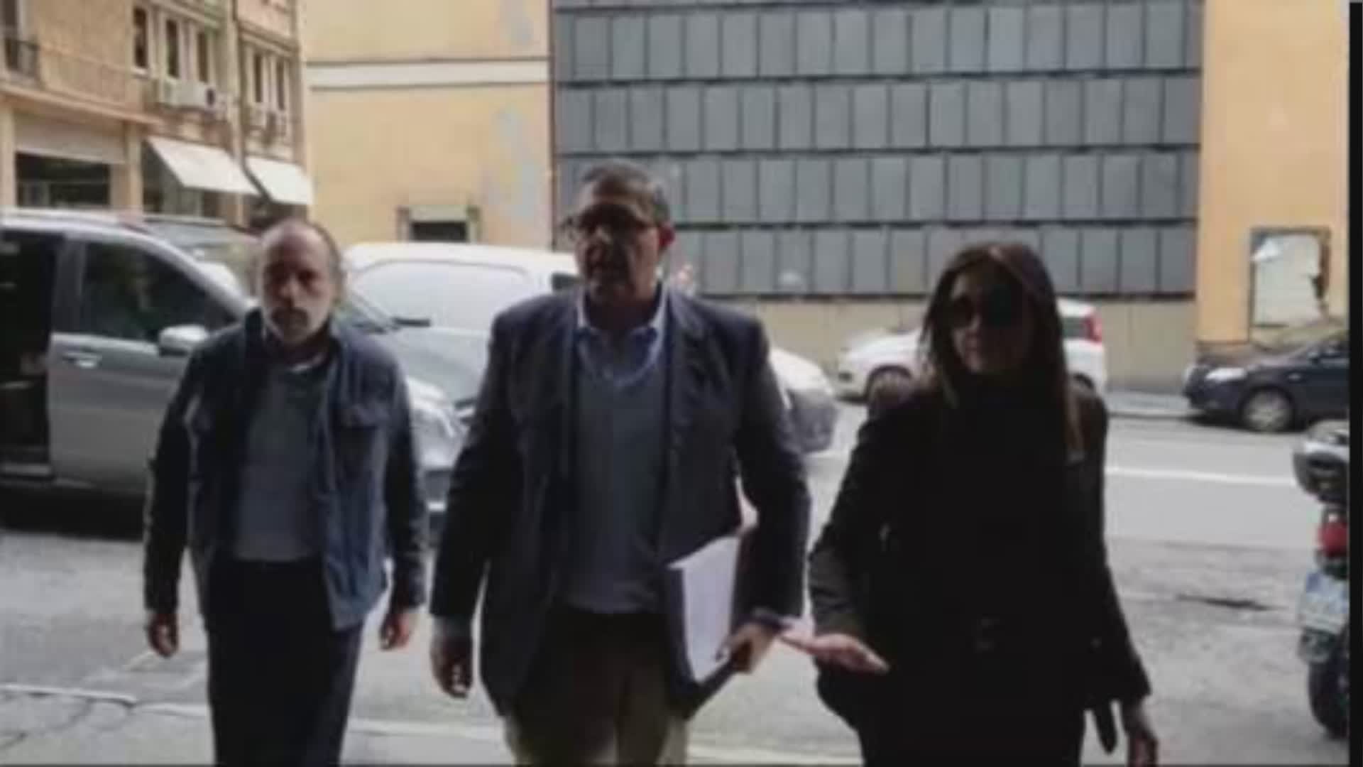 Liguria, corruzione: Toti arrivato a Palazzo di Giustizia, fatto entrare dall'ingresso di servizio. L'interrogatorio è iniziato alle 14