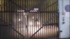 L'auto di Toti fa retromarcia, dribbla i cronisti e lascia il tribunale (video)