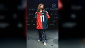 Riviera FIlm Festival, la star di Hollywood Susan Sarandon mostra la maglia del Genoa sul palco