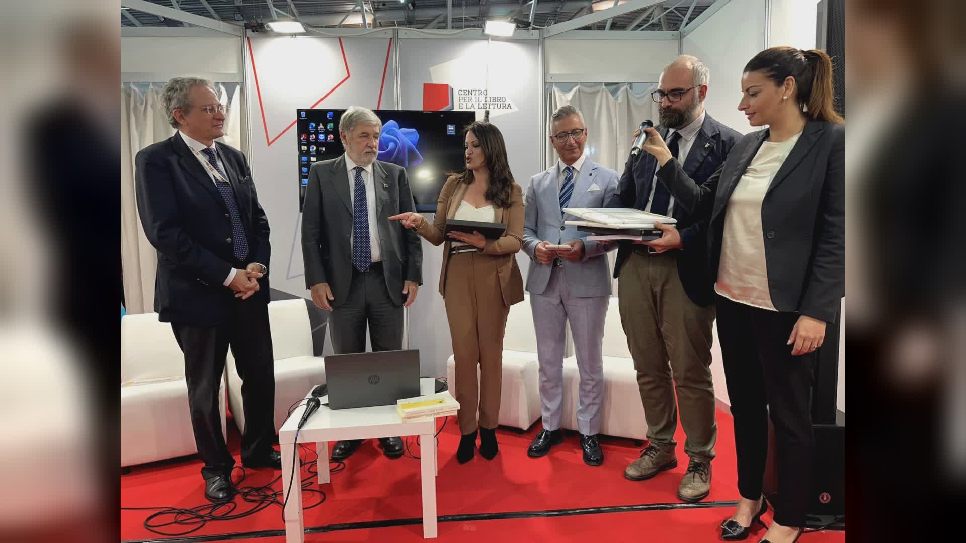 Salone del Libro, Taurianova ufficialmente capitale 2024: il testimone consegnato da Genova