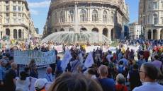 Liguria, corruzione: giunta regionale al lavoro nel palazzo di De Ferrari, dalla piazza le urla contro Toti
