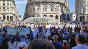 Liguria, corruzione: giunta regionale al lavoro nel palazzo di De Ferrari, dalla piazza le urla contro Toti