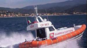 Sanremo: peschereccio affonda davanti al porto, naufrago salvato da un passante tuffatosi in mare