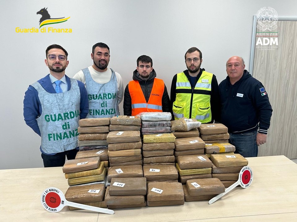 Vado Ligure, 116 kg di cocaina scoperti nell'interporto: maxi sequestro della Guardia di Finanza