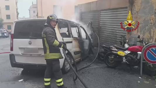 Genova: Sturla, furgone in fiamme, rogo di scooter e facciata palazzo annerita, vigili fuoco domano incendio