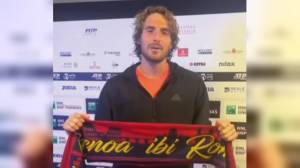 Genoa, il club Zeneixi de Roma dona una sciarpa rossoblu' al tennista Tsitsipas (VIDEO)