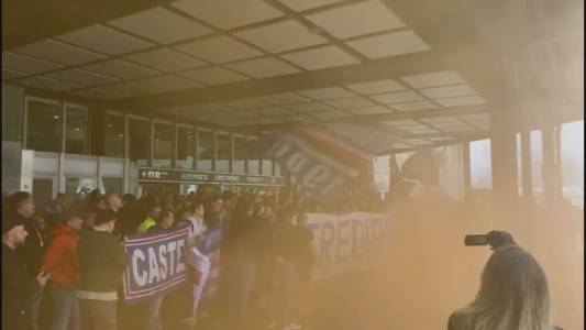 Sampdoria, la carica dei tifosi alla squadra in partenza dall'aeroporto per Palermo