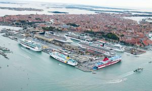 Navi da crociera nei porti di Venezia e Chioggia: rinnovato l’accordo per ridurre le emissioni