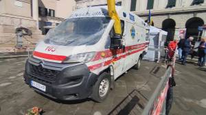 Genova, in largo Pertini l'ambulanza mitragliata in Ucraina: simbolo degli orrori della guerra