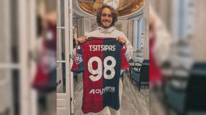 Genoa, che regalo per Tsitsipas: il tennista greco riceve la maglia rossoblù dal club