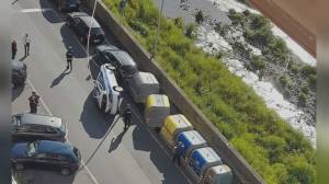 Genova, auto della polizia locale si ribalta in via Emilia durante pattugliamento
