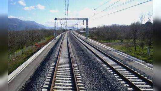 Frana sfiora la ferrovia Torino-Genova, circolazione sospesa tra Villanova e Villafranca