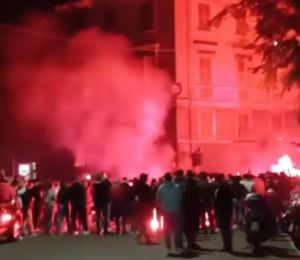 Genoa, centinaia di tifosi in piazza Alimonda per seguire la partita con la Roma