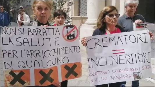 Genova, protesta a Tursi contro la costruzione del secondo forno crematorio a Staglieno