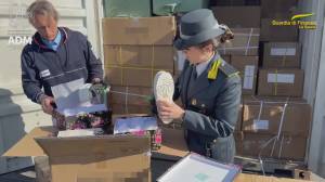 La Spezia, sequestrate in porto 7.912 paia di scarpe contraffatte provenienti dalla Cina