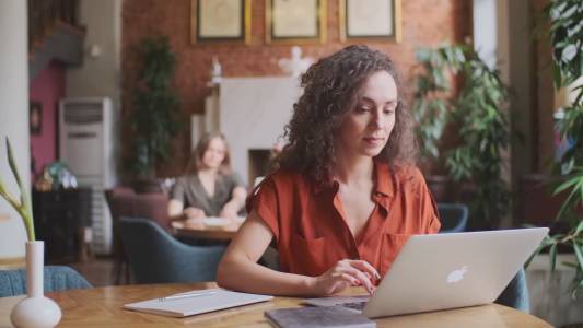 Genova, il 21% delle imprese attive sono guidate da donne: cresce il contributo dato all'occupazione