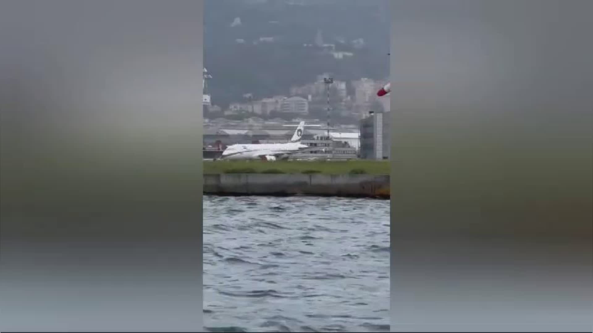 Genova, fila di jet privati al "Colombo" per la festa vip a Portofino con Bill Gates e Zuckerberg tra gli invitati