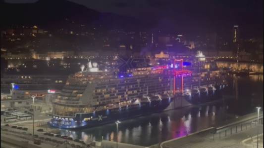 Genova, la nave da crociera dei magnati indiani tiene sveglia la città sino all'alba: polemiche